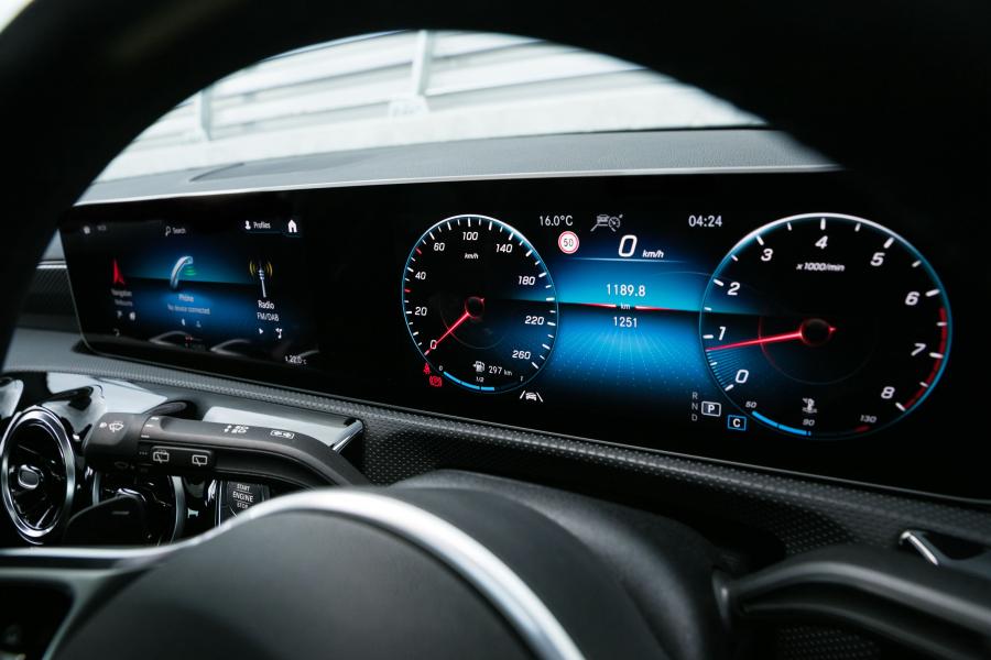 Панель приборов Mercedes-Benz A200 (W177) 2018 года  (AU) (фото 22 из 40)